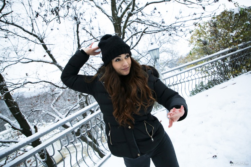 Ginebra Bellucci And Her Boyfriend Warm Themselves Up-00