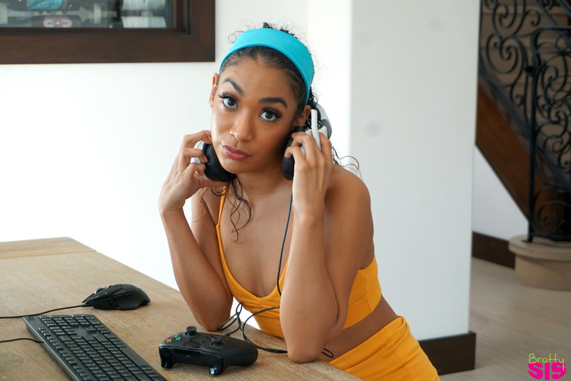 Kinky Gamer Girl Sarah Lace-00