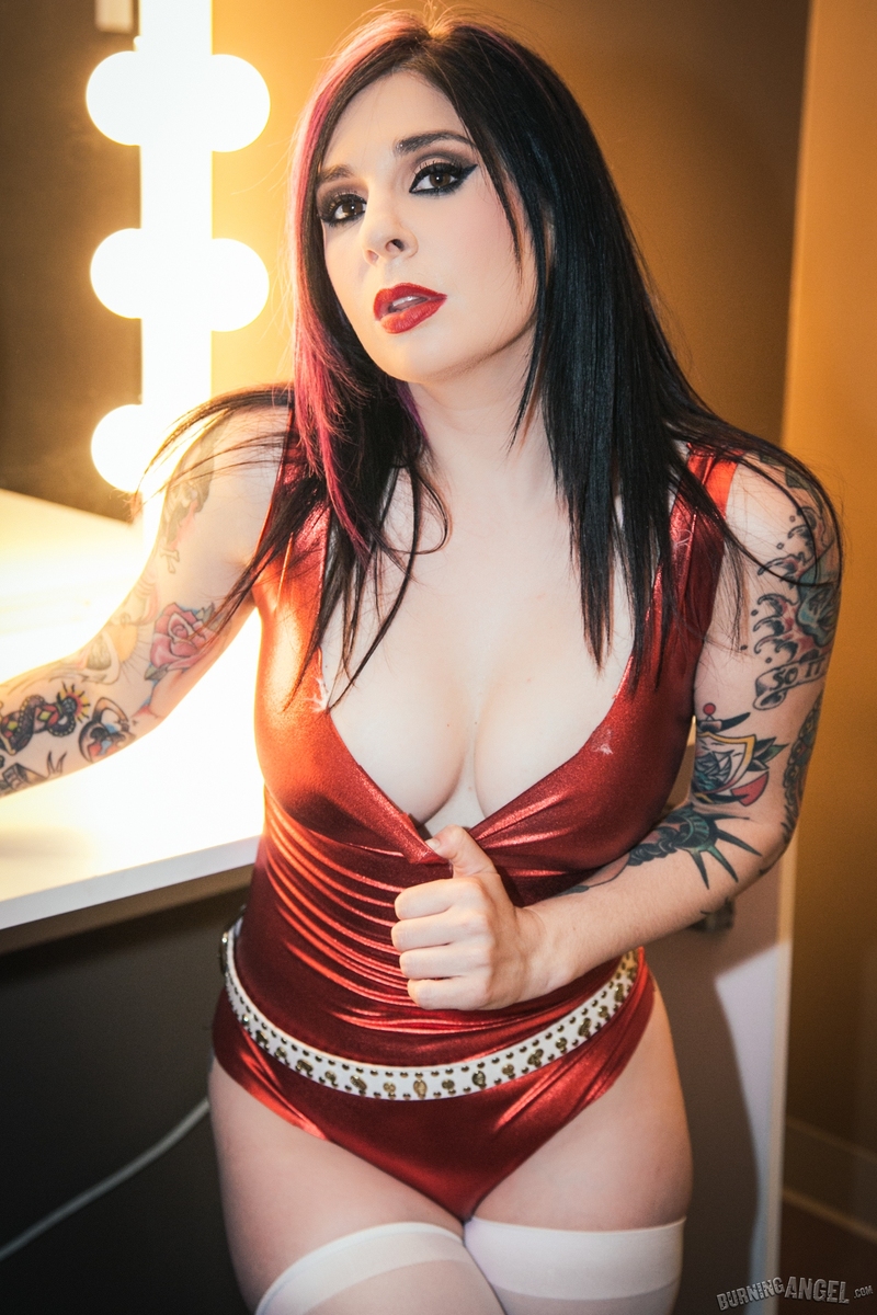 Tattooed slut with big boobs and hot ass-01