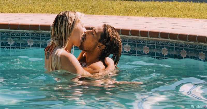 Blonde Hottie Gaving Poolside Sex-07