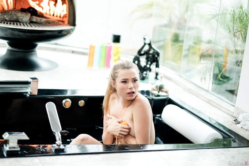 Carolina Sweets Having Sex With The Delivery Guy-00