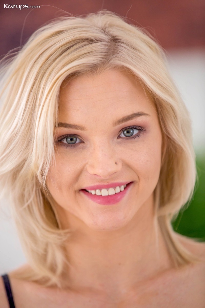 Stunning Blonde Zazie Skymm-02