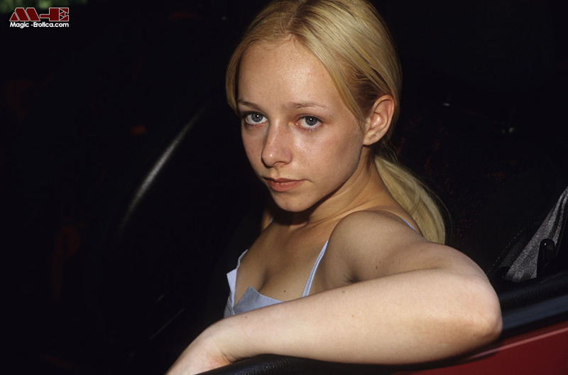 Amateur teen slut gets naughty in a car-08