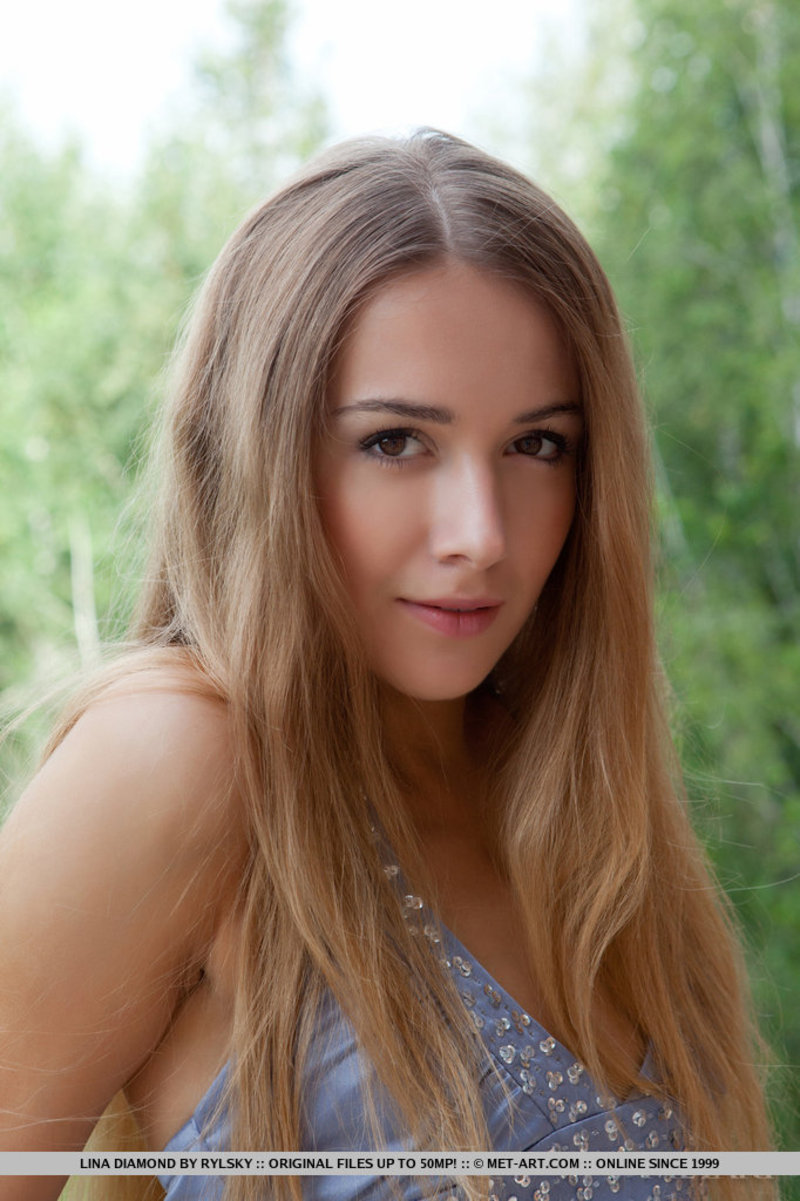 Lina shows her shaved pussy-04