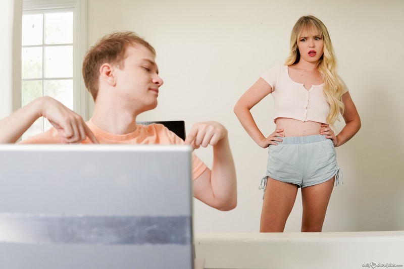 Lilly Bell Gives A Quick Blowjob-08